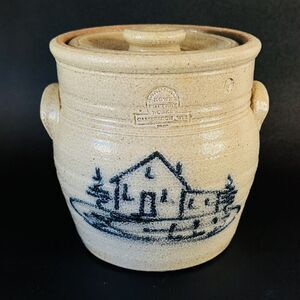 1982 Rowe Pottery Works Canister Crock w/Lid Blue Farm House Scene Cambridge WIS